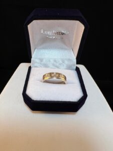 Anillo Cinta con Circonias.
