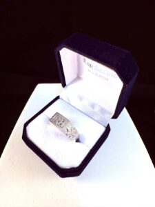 Anillo con iniciales.