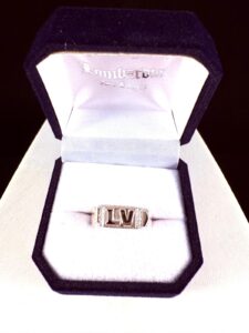 Anillo con iniciales 05bc.