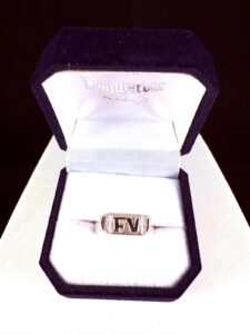 Anillo con iniciales 05bc.