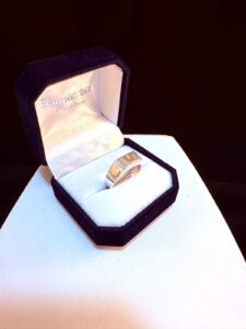 Anillo con iniciales 05bc.