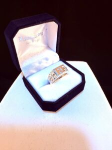 Anillo con iniciales 07B.