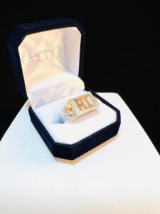 Anillo con iniciales 020.