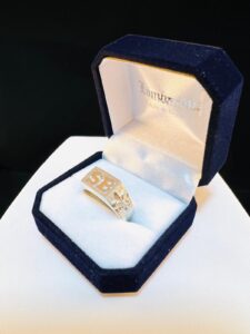 Anillo con iniciales.