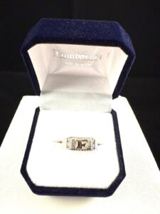 Anillo con iniciales 05bc.