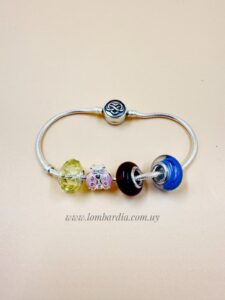 Pulsera con dijes.