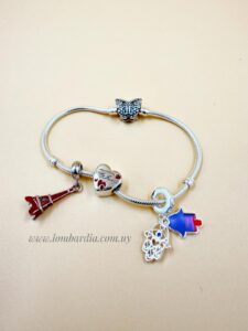 Pulsera con dijes.